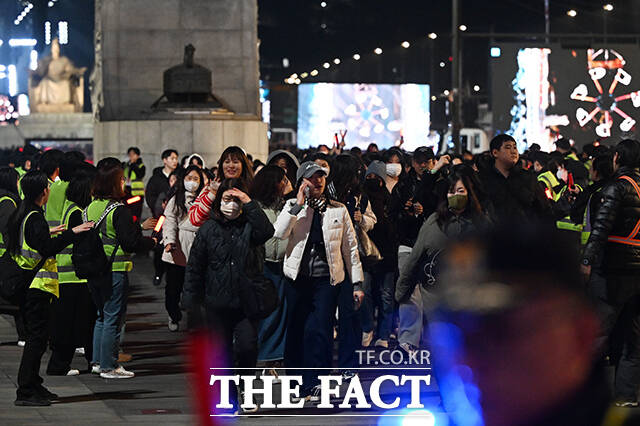 ‘BTS 컴백 라이브: 아리랑’이 종료된 21일 오후 서울 종로구 광화문광장 일대에서 팬들이 경찰의 통제에 따르며 귀가하고 있다. /김성렬 기자