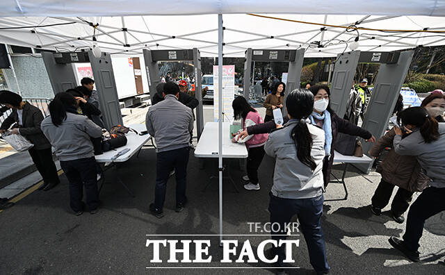 광화문 일대에 위험 물품 검문·검색을 위한 게이트가 설치돼 있다.