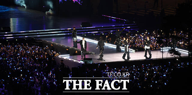 그룹 방탄소년단(BTS)이 21일 오후 서울 광화문 광장에서 정규 5집 '아리랑(ARIRANG)' 앨범 발매를 기념해 마련된 컴백 무대에 올라 화려만 퍼포먼스를 선보이고 있다. /사진공동취재단