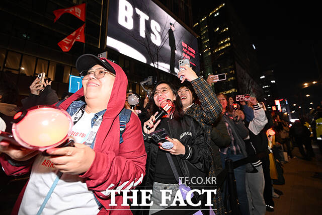 그룹 방탄소년단(BTS)의 컴백 라이브가 21일 오후 서울 종로구 광화문광장에서 열린 가운데 팬들이 공연을 즐기고 있다. /박헌우 기자
