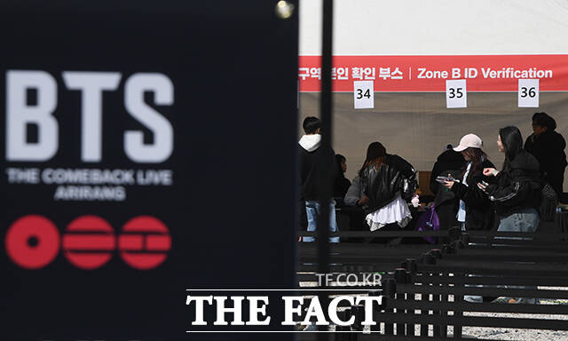 그룹 방탄소년단(BTS)의 컴백 공연 관람객들이 21일 오후 서울 종로구 광화문광장에서 입장표를 수령하고 있다. /박상민 기자