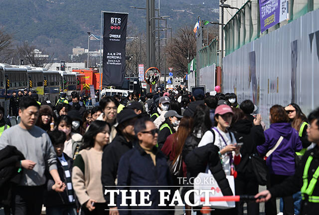 그룹 방탄소년단이 21일 오후 8시 서울 종로구 광화문 광장 일대에서 컴백쇼 'ARIRANG'을 개최한다. 사진은 방탄소년단 컴백 라이브를 앞두고 서울 광화문 광장을 찾은 사람들의 모습이다./박헌우 기자