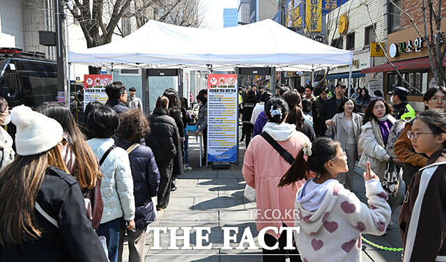 광화문 일대에 위험 물품 검문·검색을 위한 게이트가 설치돼 있다.