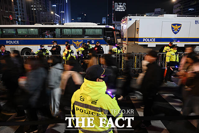 ‘BTS 컴백 라이브: 아리랑’이 종료된 21일 오후 서울 종로구 광화문광장 일대에서 팬들이 경찰의 통제에 따르며 귀가하고 있다. /김성렬 기자