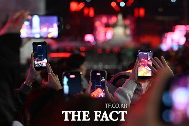 그룹 방탄소년단(BTS)이 21일 오후 서울 광화문 광장에서 정규 5집 '아리랑(ARIRANG)' 앨범 발매를 기념해 마련된 컴백 무대에 올라 신곡을 선보인 가운데 응원봉을 손에 쥔 팬들이 공연을 즐기고 있다. /김성렬 기자