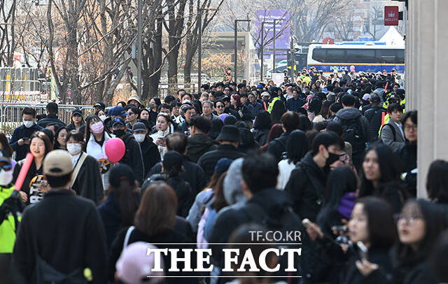 그룹 방탄소년단(BTS)의 컴백 라이브를 앞둔 21일 오후 서울 종로구 광화문 광장 일대가 인파로 북적이고 있다. /박헌우 기자