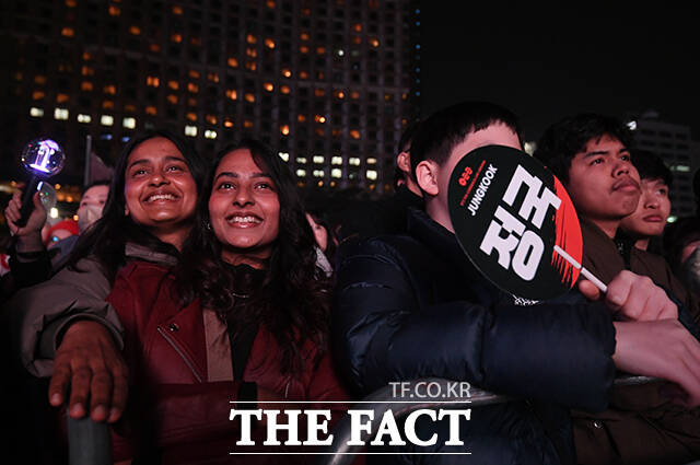 휴대전화 카메라로 공연 담는 팬들. /김성렬 기자