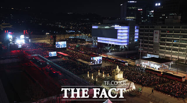 3년 9개월 만에 완전체로 복귀하는 방탄소년단(BTS)의 'BTS 컴백 라이브: ARIRANG' 공연이 21일 서울 광화문광장 일대에서 펼쳐지고 있다. /사진공동취재단