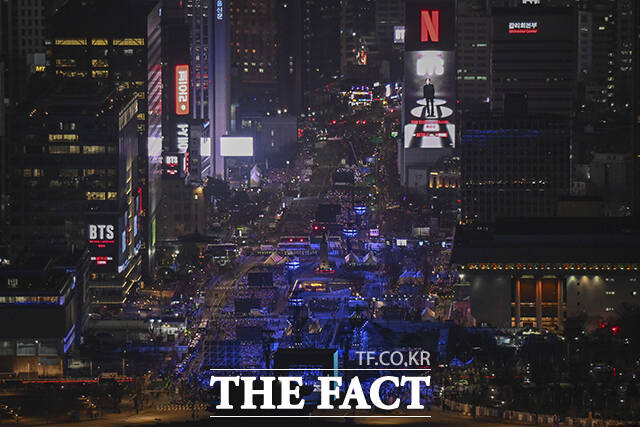 그룹 방탄소년단(BTS)이 21일 오후 서울 광화문 광장에서 정규 5집 '아리랑(ARIRANG)' 앨범 발매를 기념해 마련된 컴백 무대에 올라 화려만 퍼포먼스를 선보이고 있다. /사진공동취재단