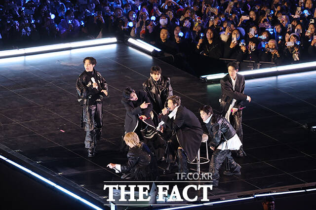그룹 방탄소년단(BTS)이 21일 오후 서울 광화문 광장에서 정규 5집 '아리랑(ARIRANG)' 앨범 발매를 기념해 마련된 컴백 무대에 올라 화려만 퍼포먼스를 선보이고 있다. /사진공동취재단