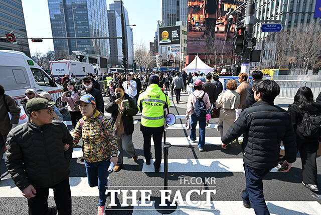그룹 방탄소년단(BTS)의 컴백 라이브를 앞둔 21일 오후 서울 종로구 광화문 광장 일대가 인파로 북적이고 있다. /박헌우 기자