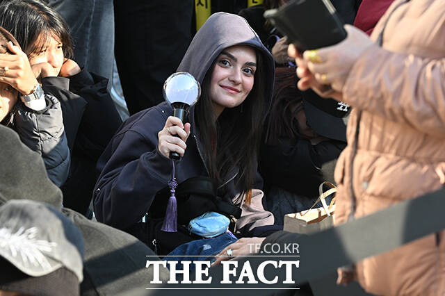 ‘BTS 컴백 라이브: 아리랑’ 개최 당일인 21일 오후 서울 종로구 광화문광장에서 외국인 관광객들이 공연을 기다리며 기념촬영을 하고 있다. /김성렬 기자