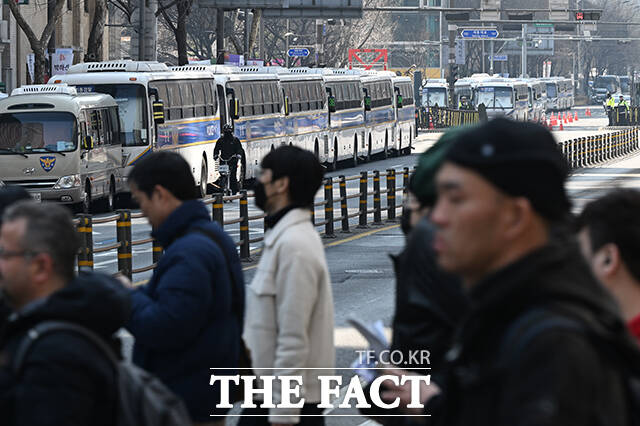 새문안로 일대에 세워진 차벽.