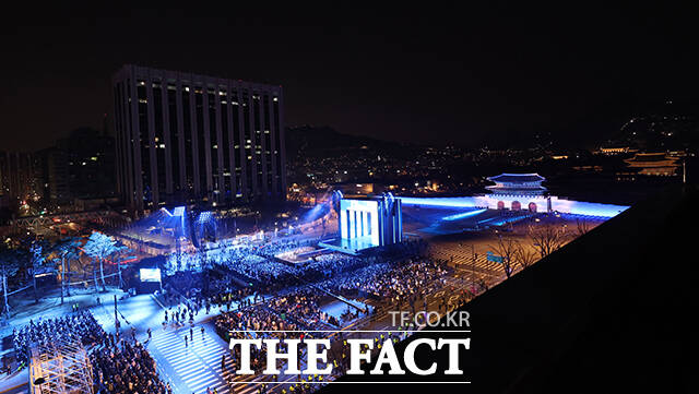 그룹 방탄소년단(BTS)이 21일 오후 서울 광화문 광장에서 정규 5집 '아리랑(ARIRANG)' 앨범 발매를 기념해 마련된 컴백 무대에 올라 화려만 퍼포먼스를 선보이고 있다. /사진공동취재단