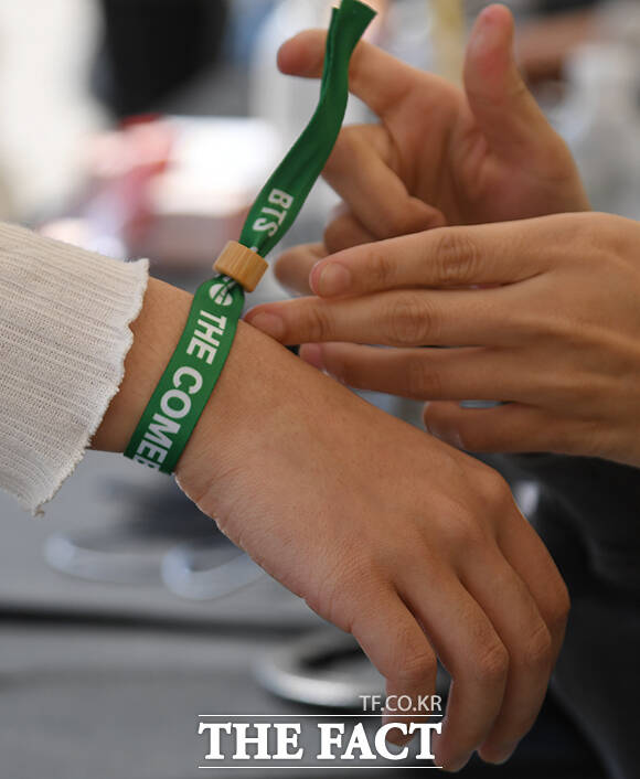 그룹 방탄소년단(BTS)의 컴백 공연 관람객들이 21일 오후 서울 종로구 광화문광장에서 입장표를 수령하고 있다. /박상민 기자