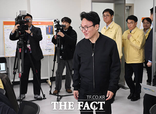 김민석 국무총리가 그룹 방탄소년단(BTS)의 컴백 공연을 앞둔 21일 오전 서울 종로구 세종문화회관에 마련된 통합현장본부에서 발언하고 있다. /박헌우 기자