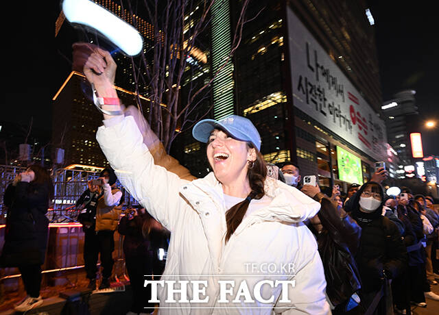 그룹 방탄소년단(BTS)의 컴백 라이브가 21일 오후 서울 종로구 광화문광장에서 열린 가운데 팬들이 공연을 즐기고 있다. /박헌우 기자