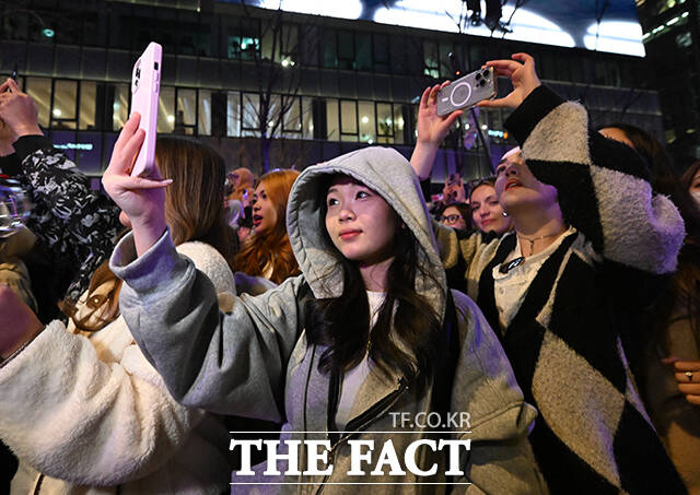 그룹 방탄소년단(BTS)의 컴백 라이브가 21일 오후 서울 종로구 광화문광장에서 열린 가운데 팬들이 기념사진을 촬영하고 있다. /박헌우 기자