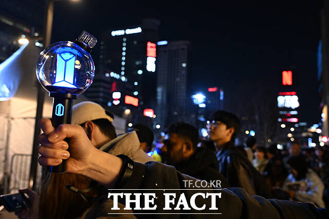 휴대전화 카메라로 공연 담는 팬들. /김성렬 기자