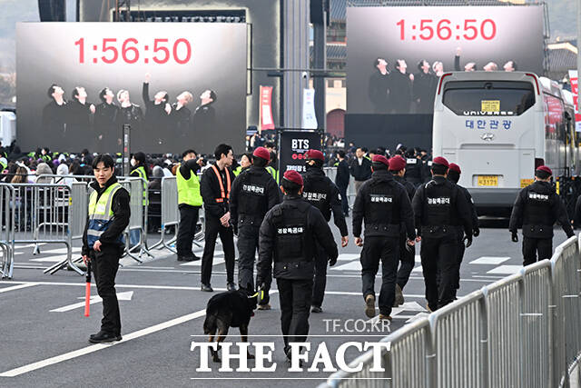 ‘BTS 컴백 라이브: 아리랑’ 개최 당일인 21일 오후 서울 종로구 광화문광장에서 경찰특공대가 폭발물탐지견과 함께 공연장 일대를 순찰하고 있다. /김성렬 기자