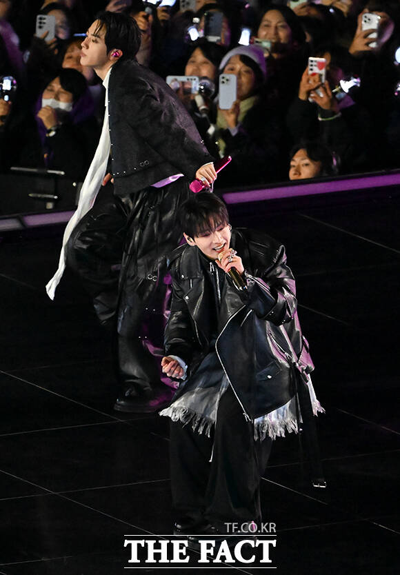 방탄소년단(BTS)이 21일 서울 광화문광장에서 컴백 기념 공연인 ‘BTS 컴백 라이브: 아리랑’ 공연을 펼치고 있다. /사진공동취재단