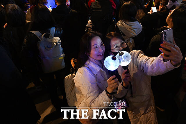 그룹 방탄소년단(BTS)이 21일 오후 서울 광화문 광장에서 정규 5집 '아리랑(ARIRANG)' 앨범 발매를 기념해 마련된 컴백 무대에 올라 신곡을 선보인 가운데 응원봉을 손에 쥔 팬들이 공연을 즐기고 있다. /김성렬 기자