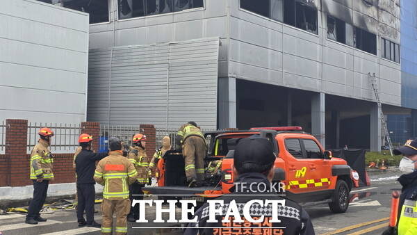 20일 대전시 대덕구 문평동 자동차 부품 공장에서 화재가 발생한 가운데 21일 오전 구조대원들이 실종자 수색을 위해 분주한 모습이다. /정예준 기자