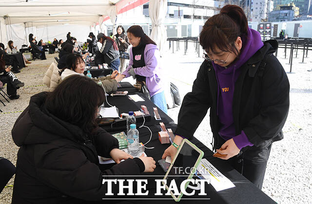 그룹 방탄소년단(BTS)의 컴백 공연 관람객들이 21일 오후 서울 종로구 광화문광장에서 입장표를 수령하고 있다. /박상민 기자