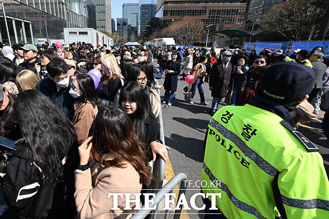 붐비는 관람객들 옆으로 통행 유도하는 경찰인력.