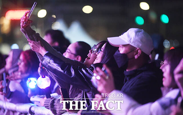 그룹 방탄소년단(BTS)이 21일 오후 서울 광화문 광장에서 정규 5집 '아리랑(ARIRANG)' 앨범 발매를 기념해 마련된 컴백 무대에 올라 신곡을 선보인 가운데 전 세계에서 모인 ARMY들이 공연을 관람하고 있다. /박상민 기자