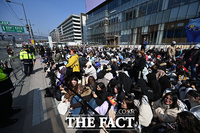 그룹 방탄소년단(BTS)의 컴백 라이브를 앞둔 21일 오후 서울 종로구 광화문 광장 일대가 인파로 북적이고 있다. /박헌우 기자