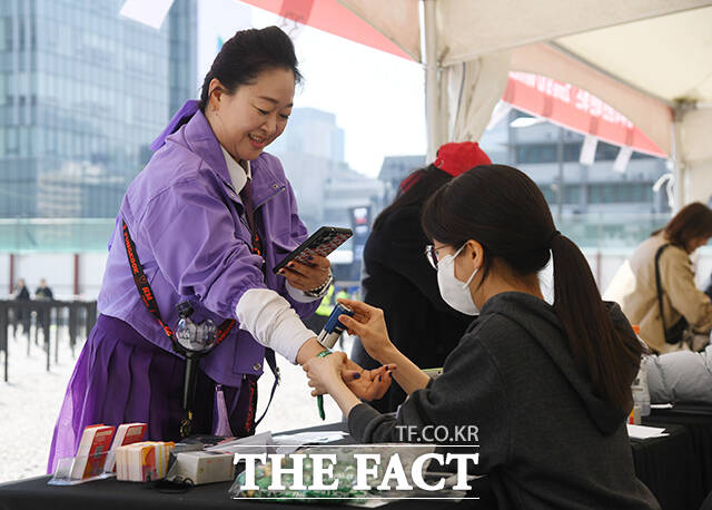 그룹 방탄소년단(BTS)의 컴백 공연 관람객들이 21일 오후 서울 종로구 광화문광장에서 입장표를 수령하고 있다. /박상민 기자