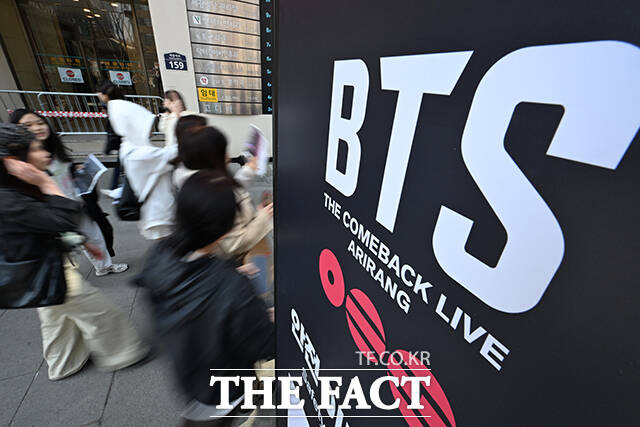 ‘BTS 컴백 라이브: 아리랑’ 개최 당일인 21일 오후 서울 종로구 광화문광장에서 외국인 관광객들이 공연을 기다리며 기념촬영을 하고 있다. /김성렬 기자