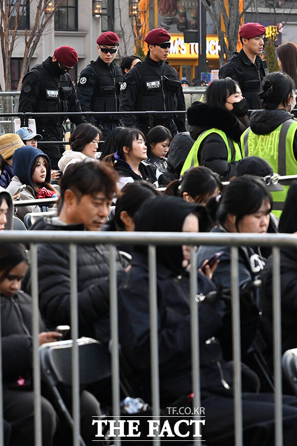 ‘BTS 컴백 라이브: 아리랑’ 개최 당일인 21일 오후 서울 종로구 광화문광장에서 경찰특공대가 폭발물탐지견과 함께 공연장 일대를 순찰하고 있다. /김성렬 기자