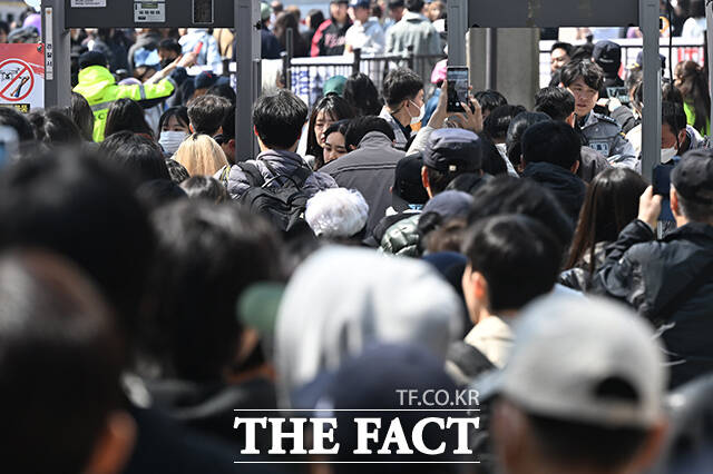 광화문광장으로 이동하기 위해 보안검색대에서 대기하는 시민들.