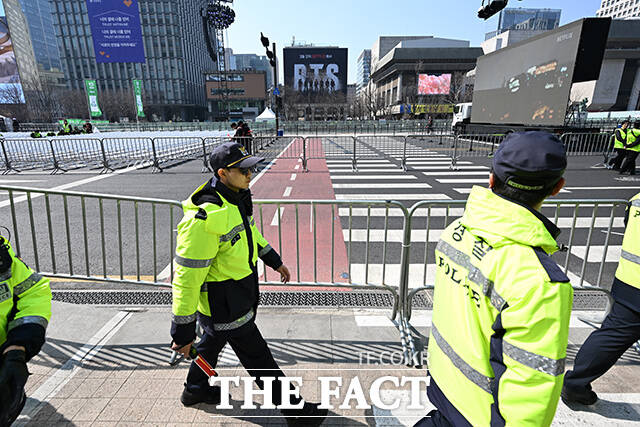 공연장 일대 이동하는 경찰인력.