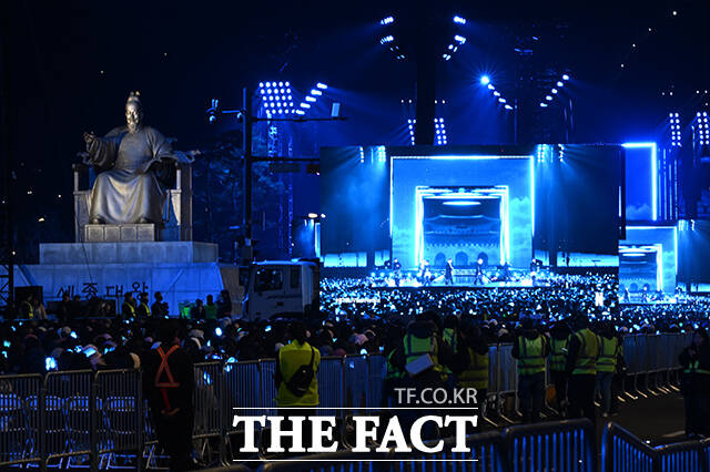 그룹 방탄소년단(BTS)이 21일 오후 서울 광화문 광장에서 정규 5집 '아리랑(ARIRANG)' 앨범 발매를 기념해 마련된 컴백 무대에 올라 신곡을 선보인 가운데 응원봉을 손에 쥔 팬들이 공연을 즐기고 있다. /김성렬 기자