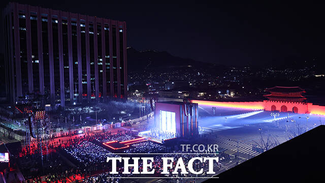 3년 9개월 만에 완전체로 복귀하는 방탄소년단(BTS)의 'BTS 컴백 라이브: ARIRANG' 공연이 21일 서울 광화문광장 일대에서 펼쳐지고 있다. /사진공동취재단