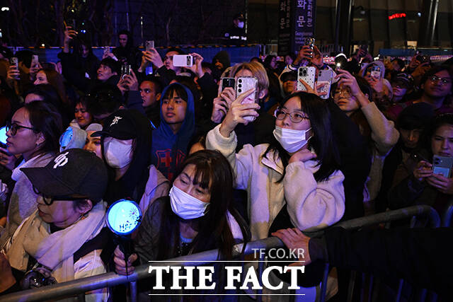 그룹 방탄소년단(BTS)이 21일 오후 서울 광화문 광장에서 정규 5집 '아리랑(ARIRANG)' 앨범 발매를 기념해 마련된 컴백 무대에 올라 신곡을 선보인 가운데 응원봉을 손에 쥔 팬들이 공연을 즐기고 있다. /김성렬 기자