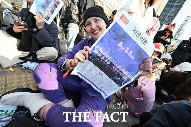 ‘BTS 컴백 라이브: 아리랑’ 개최 당일인 21일 오후 서울 중구 시청역 인근에서 외국인 관광객들이 신문사에서 발행한 BTS 관련 특별판을 들고 기념촬영을 하고 있다. /김성렬 기자