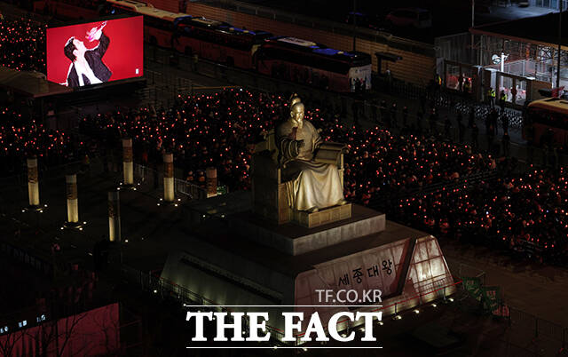 그룹 방탄소년단(BTS)이 21일 오후 서울 광화문 광장에서 정규 5집 '아리랑(ARIRANG)' 앨범 발매를 기념해 마련된 컴백 무대에 올라 화려만 퍼포먼스를 선보이고 있다. /사진공동취재단