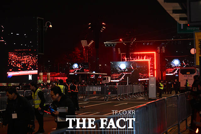 그룹 방탄소년단(BTS)의 컴백 라이브가 21일 오후 서울 종로구 광화문광장에서 열린 가운데 팬들이 공연을 즐기고 있다. /박헌우 기자