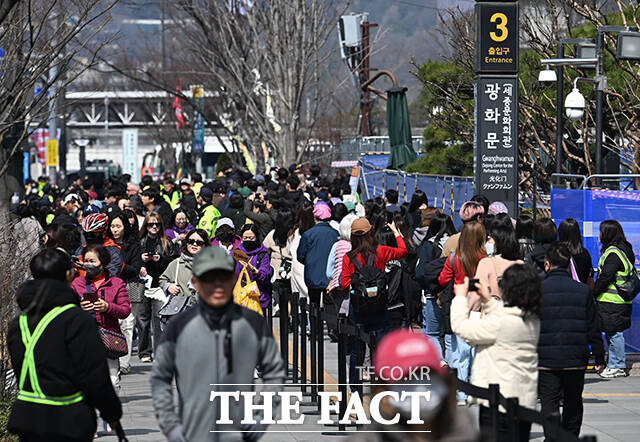 그룹 방탄소년단(BTS)의 컴백 라이브를 앞둔 21일 오후 서울 종로구 광화문 광장 일대가 인파로 북적이고 있다. /박헌우 기자