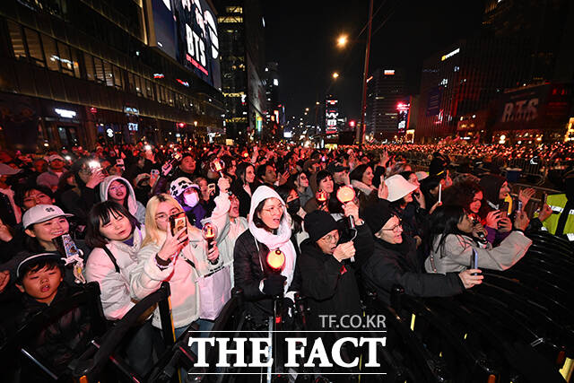 그룹 방탄소년단(BTS)의 컴백 라이브가 21일 오후 서울 종로구 광화문광장에서 열린 가운데 팬들이 공연을 즐기고 있다. /박헌우 기자