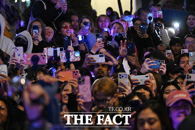 그룹 방탄소년단(BTS)의 컴백 라이브가 21일 오후 서울 종로구 광화문광장에서 열린 가운데 팬들이 기념사진을 촬영하고 있다. /박헌우 기자
