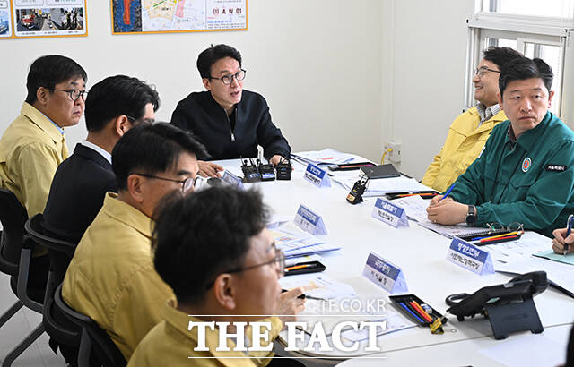 김민석 국무총리가 그룹 방탄소년단(BTS)의 컴백 공연을 앞둔 21일 오전 서울 종로구 세종문화회관에 마련된 통합현장본부에서 발언하고 있다. /박헌우 기자