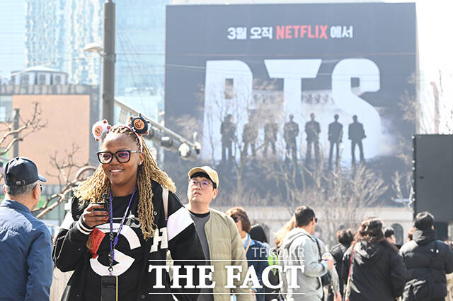 ‘BTS 컴백 라이브: 아리랑’ 개최 당일인 21일 오후 서울 종로구 광화문광장에서 외국인 관광객들이 공연을 기다리며 기념촬영을 하고 있다. /김성렬 기자