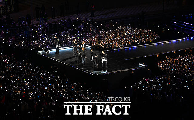 방탄소년단(BTS)이 21일 서울 광화문광장에서 컴백 기념 공연인 ‘BTS 컴백 라이브: 아리랑’ 공연을 펼치고 있다. /사진공동취재단