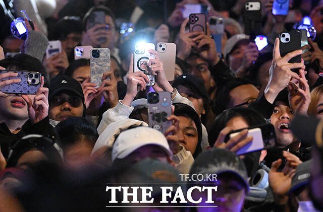 그룹 방탄소년단(BTS)의 컴백 라이브가 21일 오후 서울 종로구 광화문광장에서 열린 가운데 팬들이 기념사진을 촬영하고 있다. /박헌우 기자