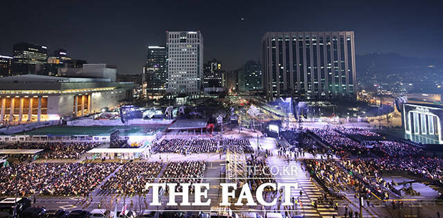 그룹 방탄소년단(BTS)이 21일 오후 서울 광화문 광장에서 정규 5집 '아리랑(ARIRANG)' 앨범 발매를 기념해 마련된 컴백 무대에 올라 화려한 퍼포먼스를 선보이고 있다./사진공동취재단